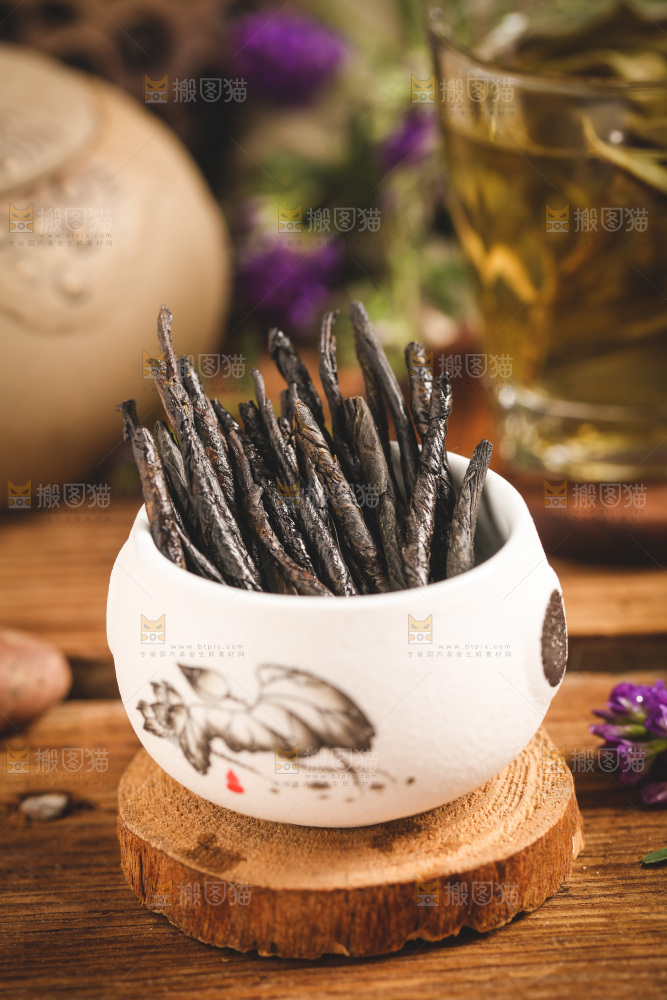 杯子里装着苦丁茶茶叶