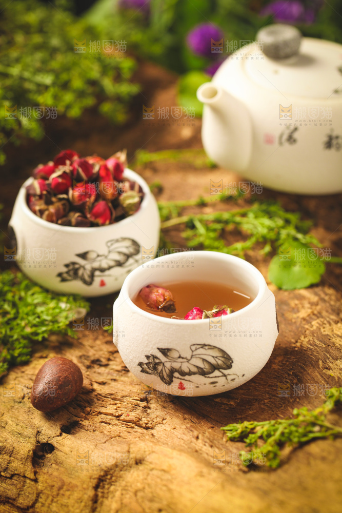 深底上放着一杯玫瑰花茶