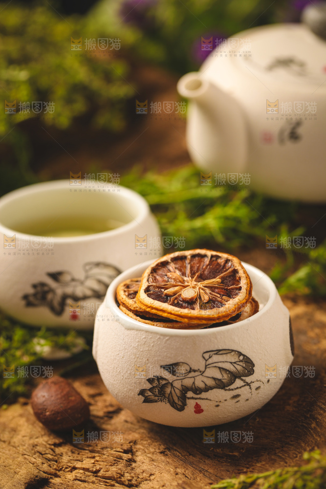 杯子里装着干柠檬片