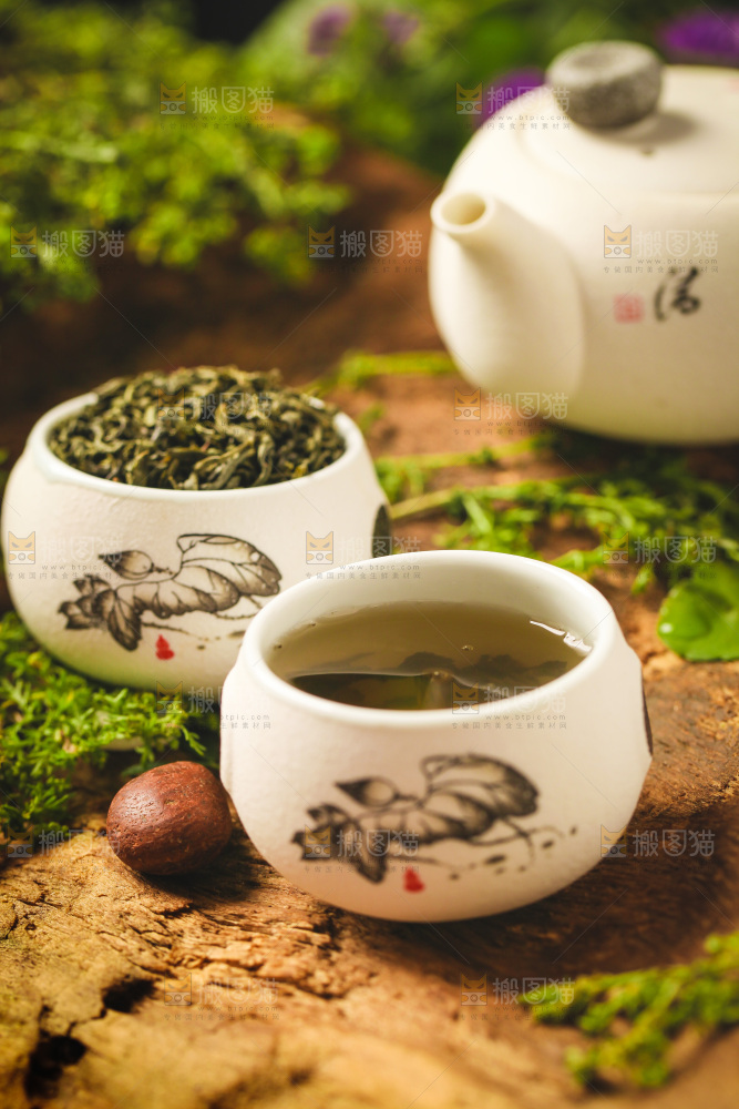 木底上放着一杯绿茶