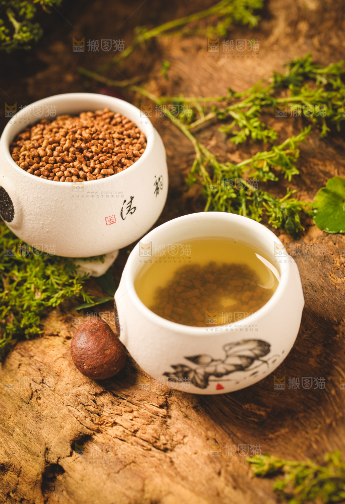 木底上放着一杯苦荞茶