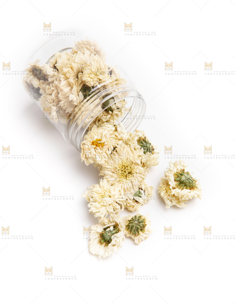 碟子里装着白菊花