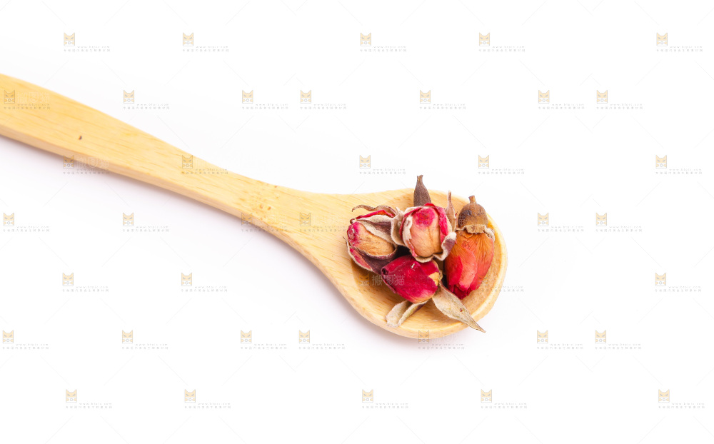 勺子上放着玫瑰花茶