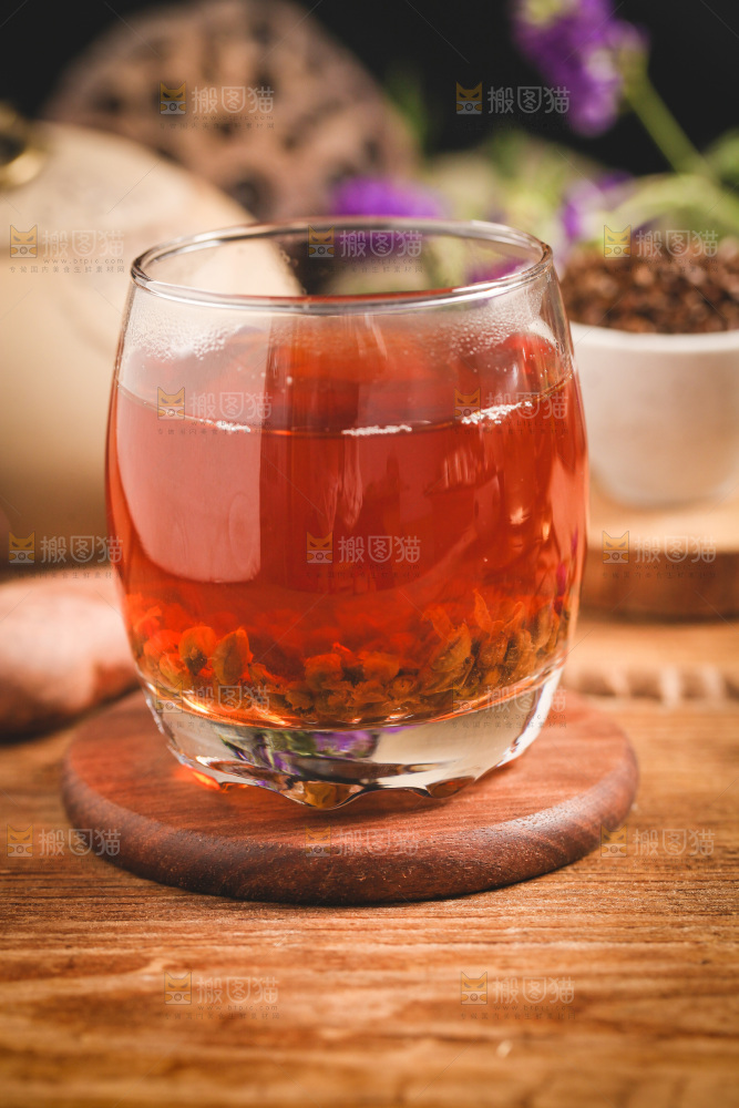 木底上放着一杯决明子茶