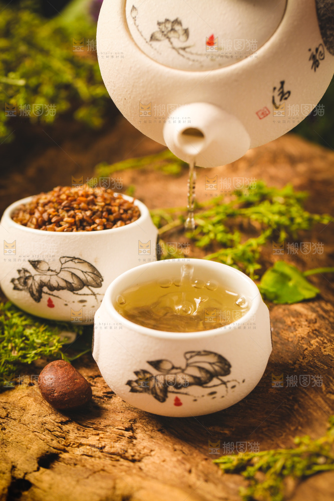 木底上放着一杯荞麦茶