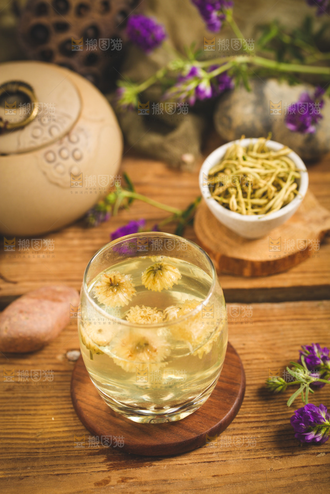 木底上放着一杯白菊花茶