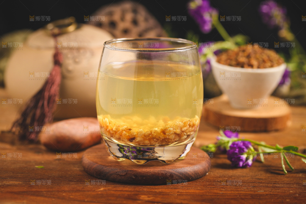 木底上放着一杯荞麦茶