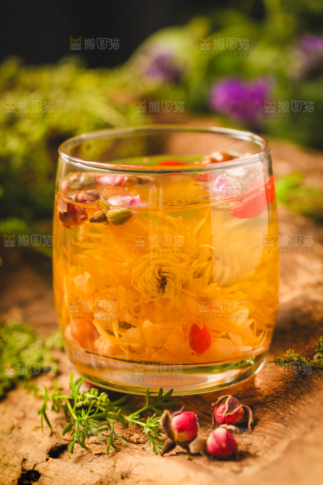 木底上放着上一杯玫瑰花茶