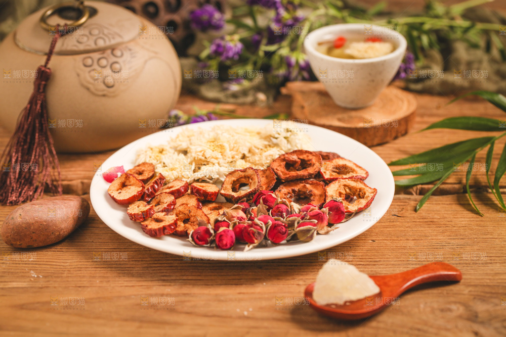 盘子里装着花茶食材