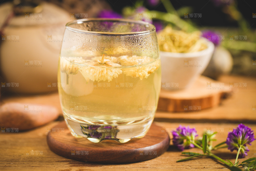 木底上放着一杯白菊花茶