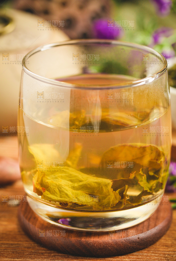 木底上放着一杯乌龙茶