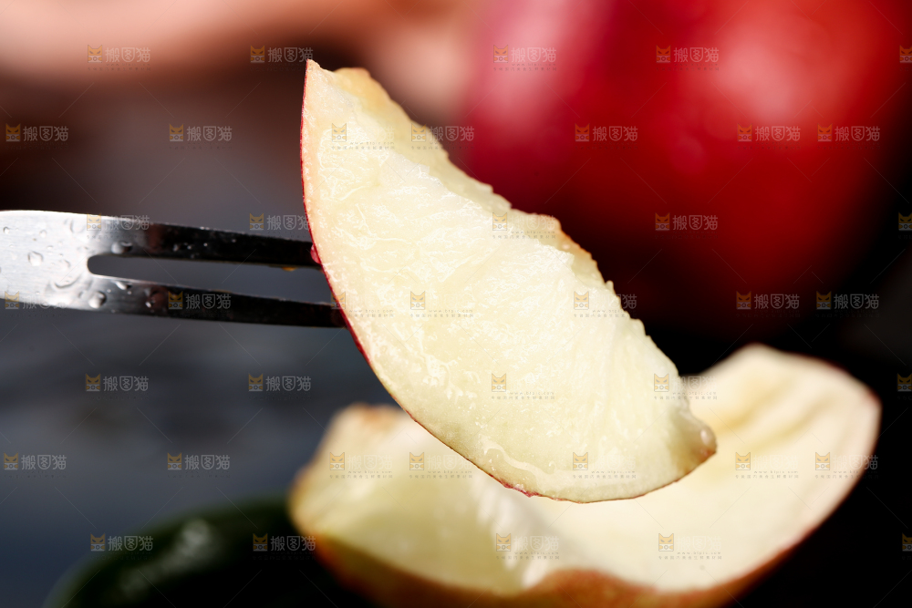 木底上放着油桃果肉
