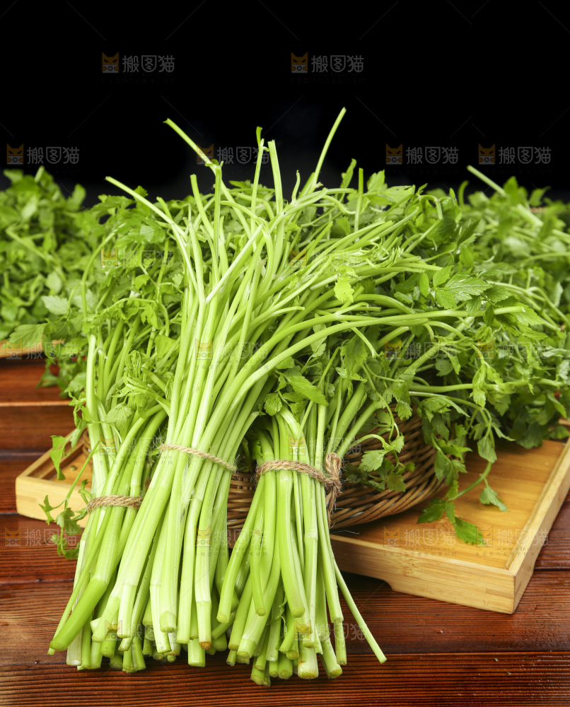 木底上的野芹菜