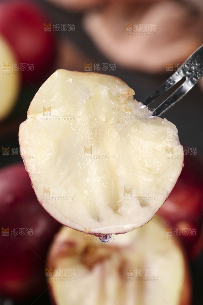 叉子上插着油桃果肉