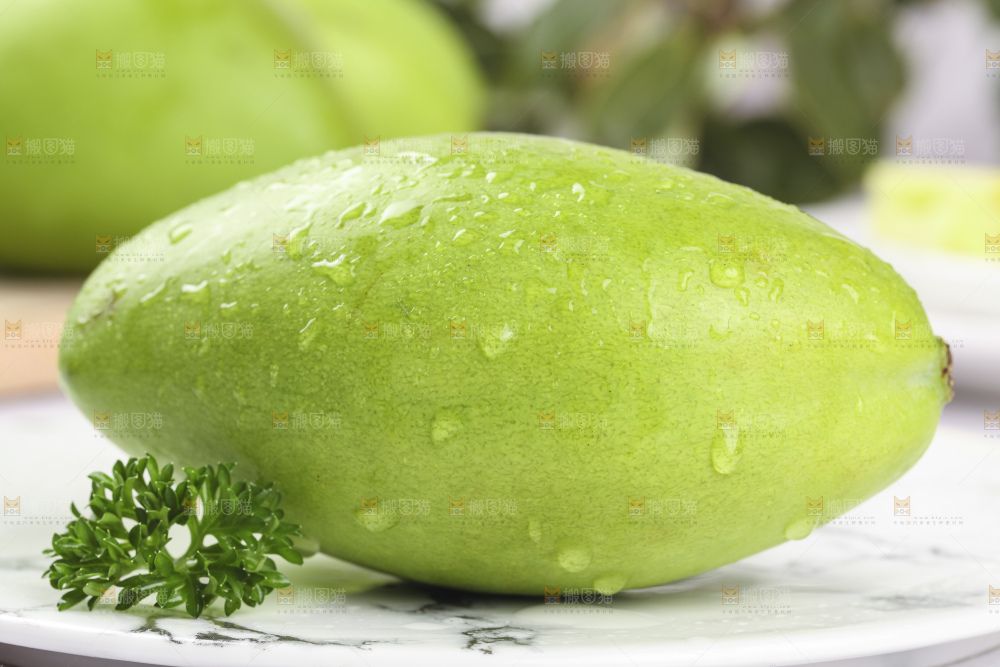 盘子里放着酸芒果