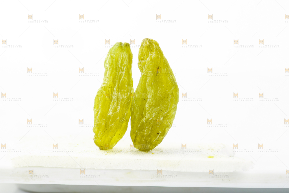 白底上摆放着绿香妃葡萄干