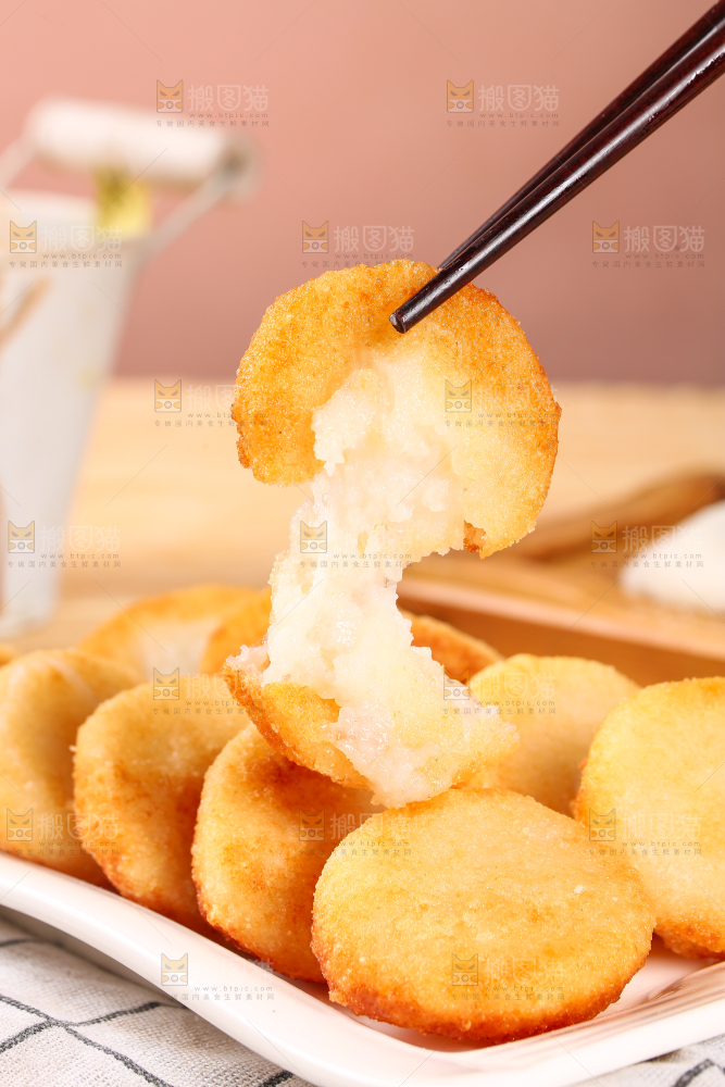 筷子上夹着糍粑
