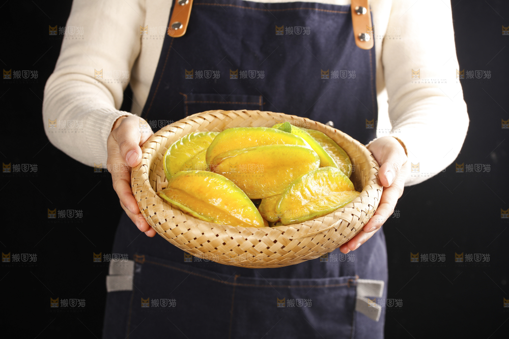 手里端着一篮甜杨桃