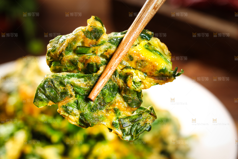 筷子上夹着荠菜炒蛋