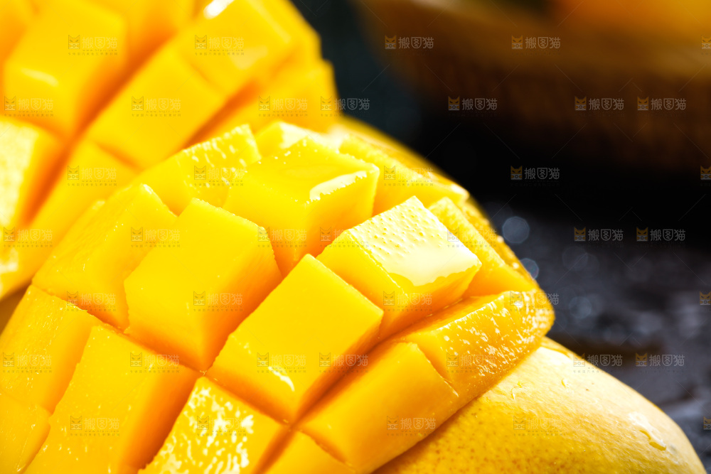 黑底上放着小台农芒果