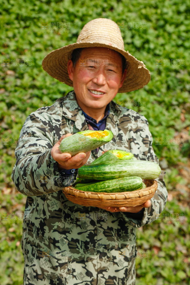 农民手里端着一篮新鲜羊角蜜