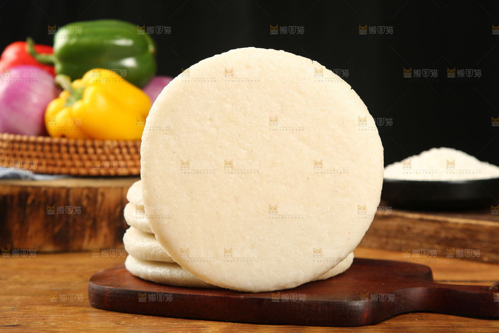 木板上放着糯米糍粑