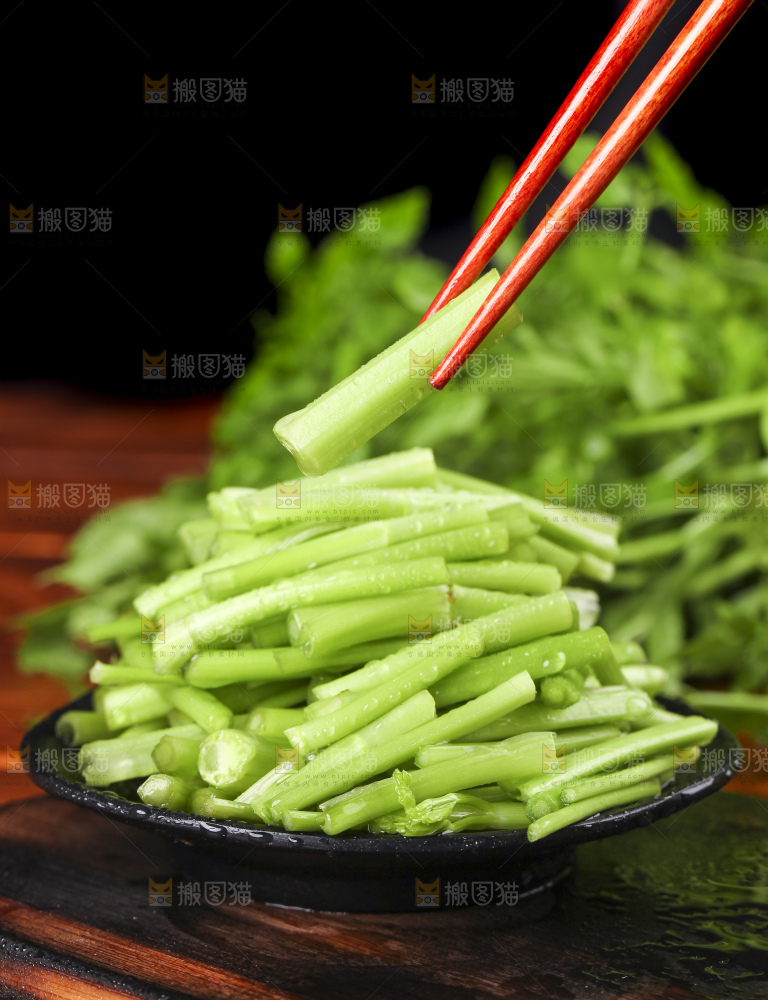 筷子上夹着水芹