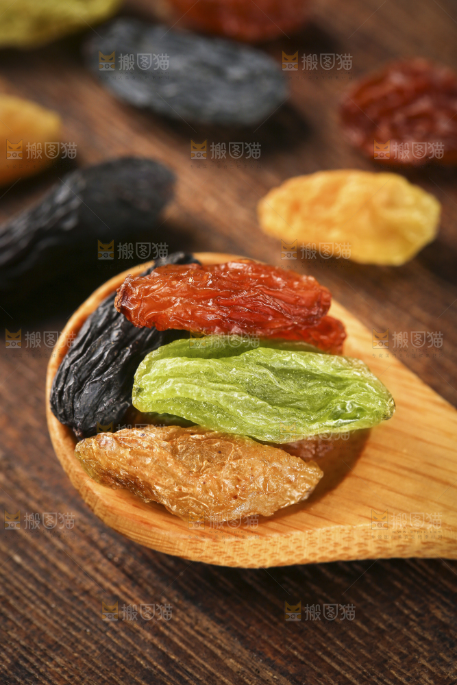 勺子上舀着四色葡萄干