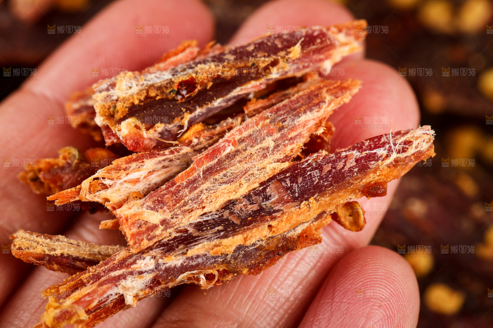 手里拿着牛肉
