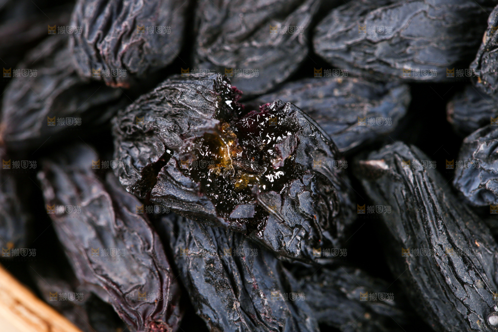 一篮黑加仑葡萄干