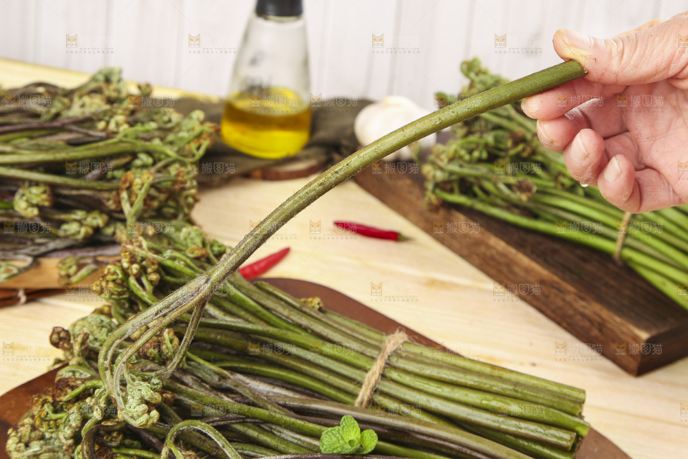 手里拿着拳头菜
