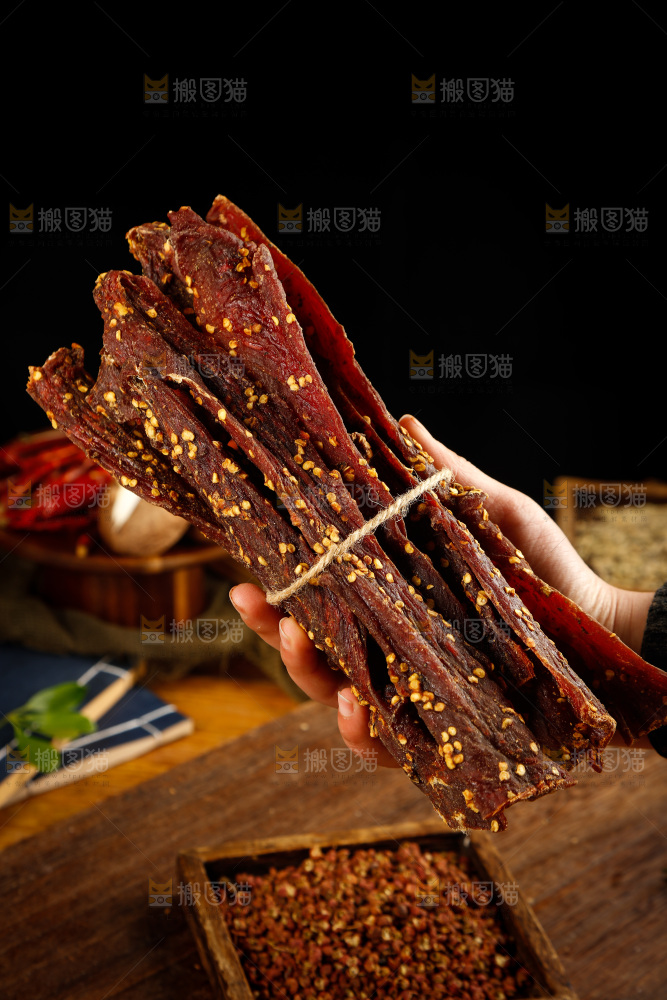 手里拿着牛肉干