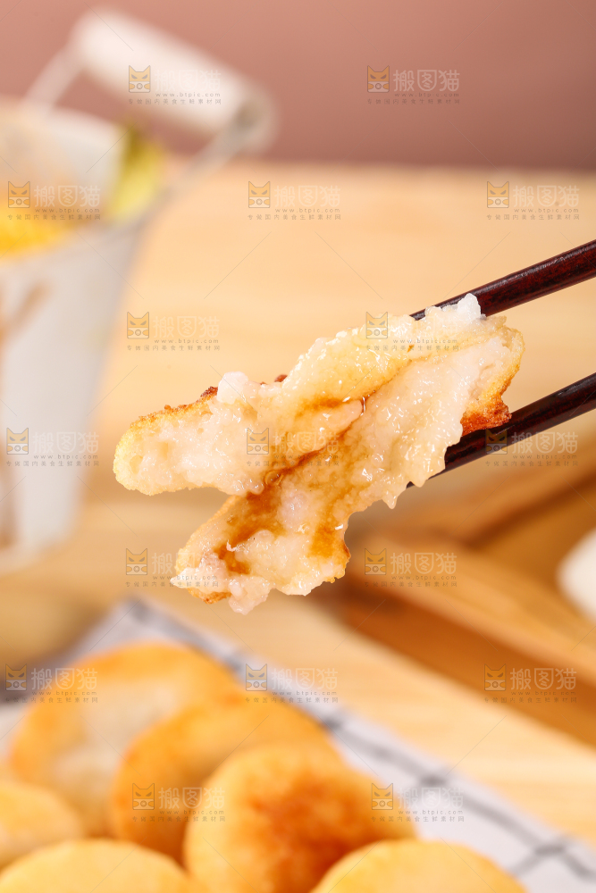 筷子上夹着糍粑