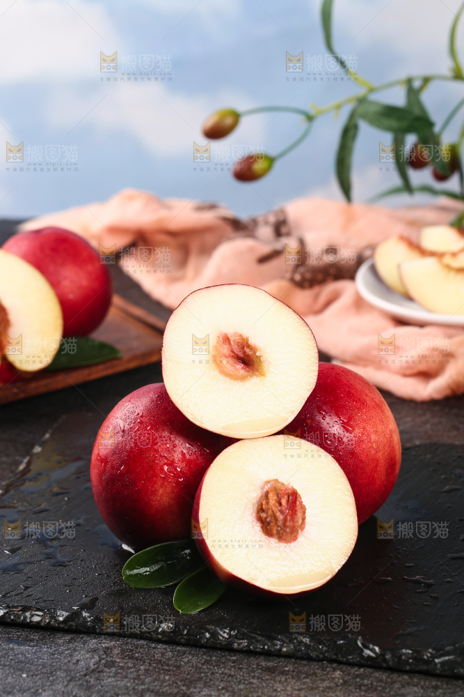黑底上一堆白心油桃
