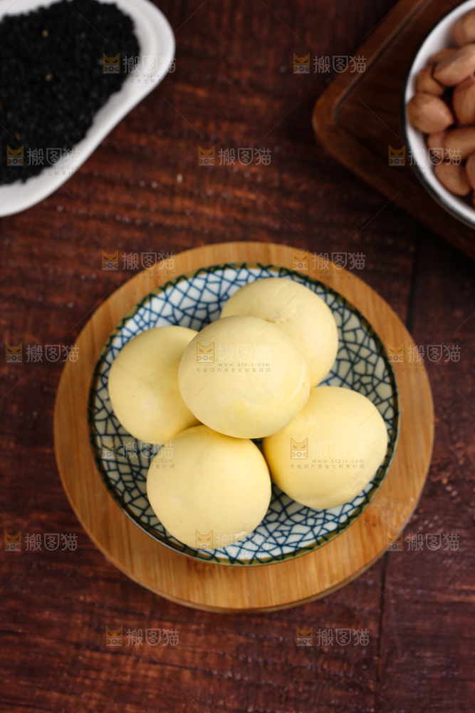 木板上放着一盘黄米汤圆