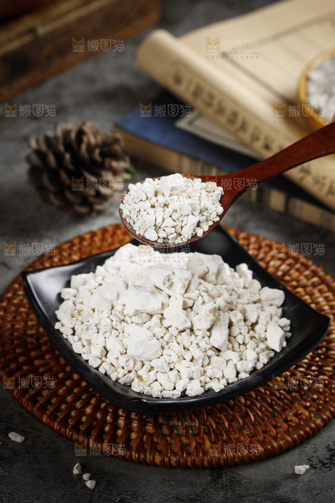 勺子上舀着淀粉