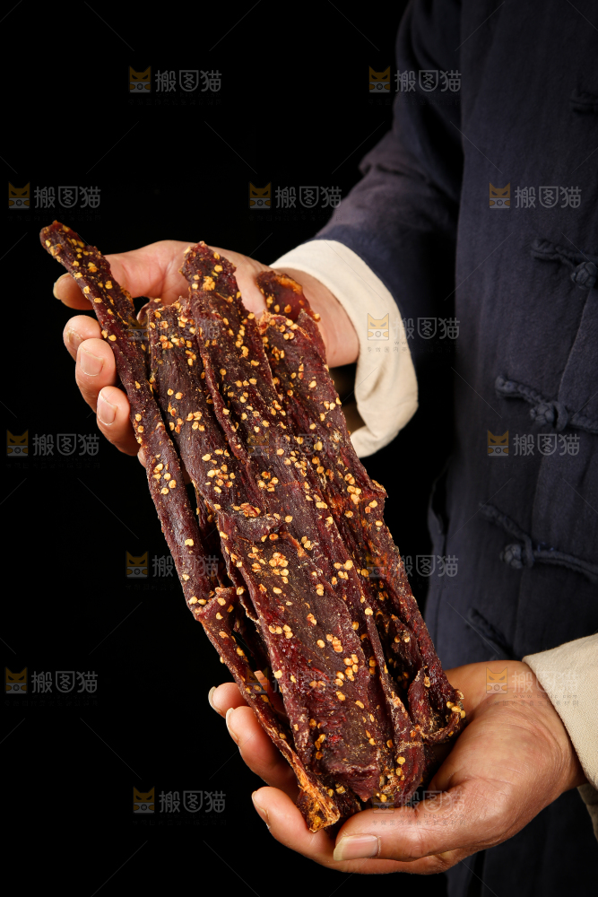 手里捧着牛肉干