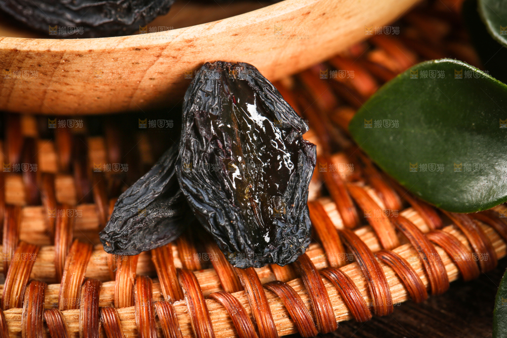 藤垫上的黑加仑葡萄干