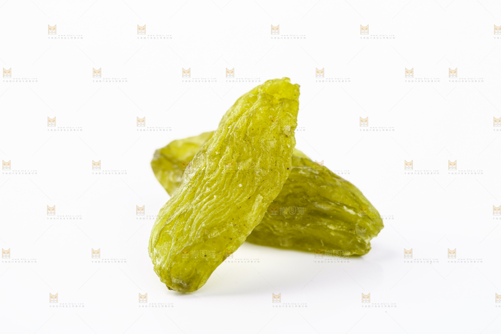 白底上放着葡萄干