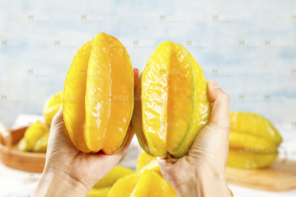手里拿着漳州杨桃