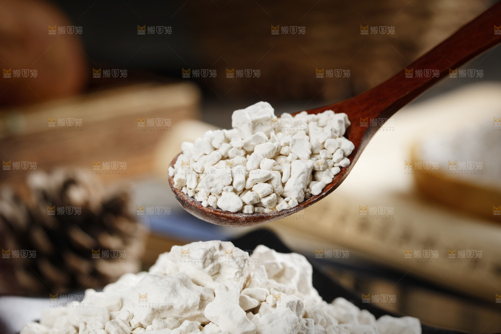勺子上舀着淀粉