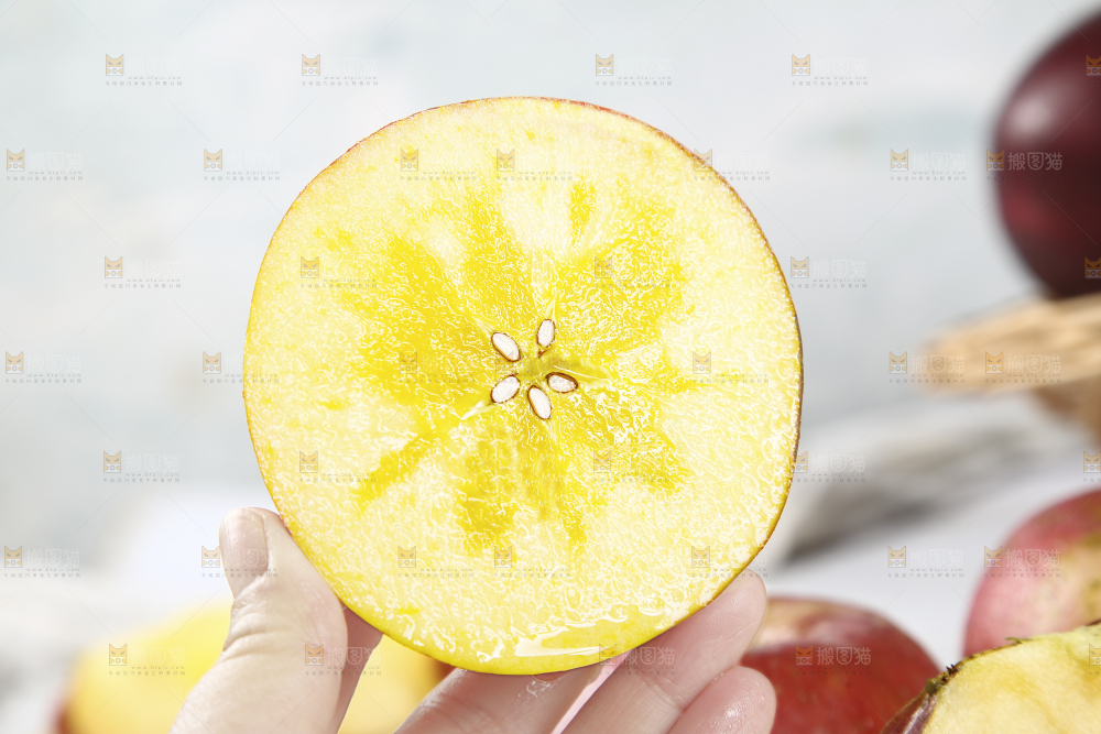 手里拿着冰糖心红富士