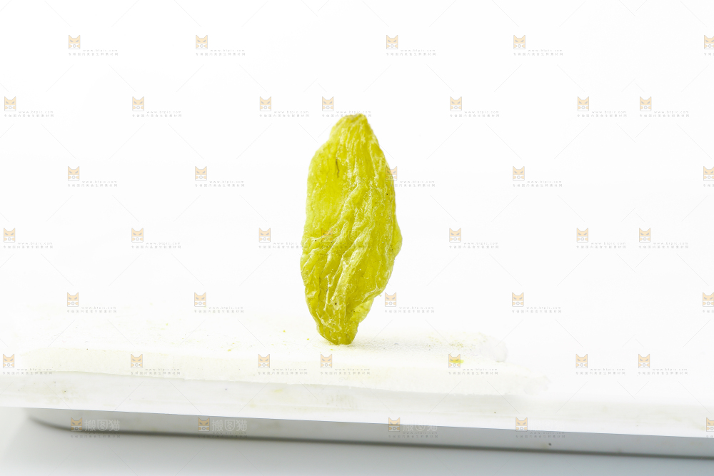 白底上摆放着绿香妃葡萄干