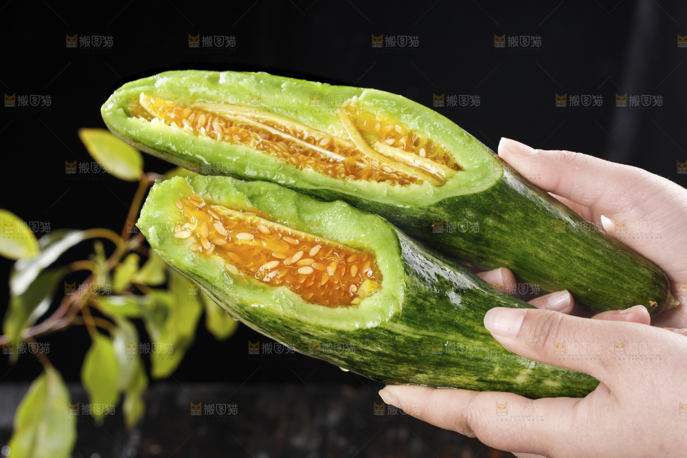 手里拿着羊角蜜甜瓜