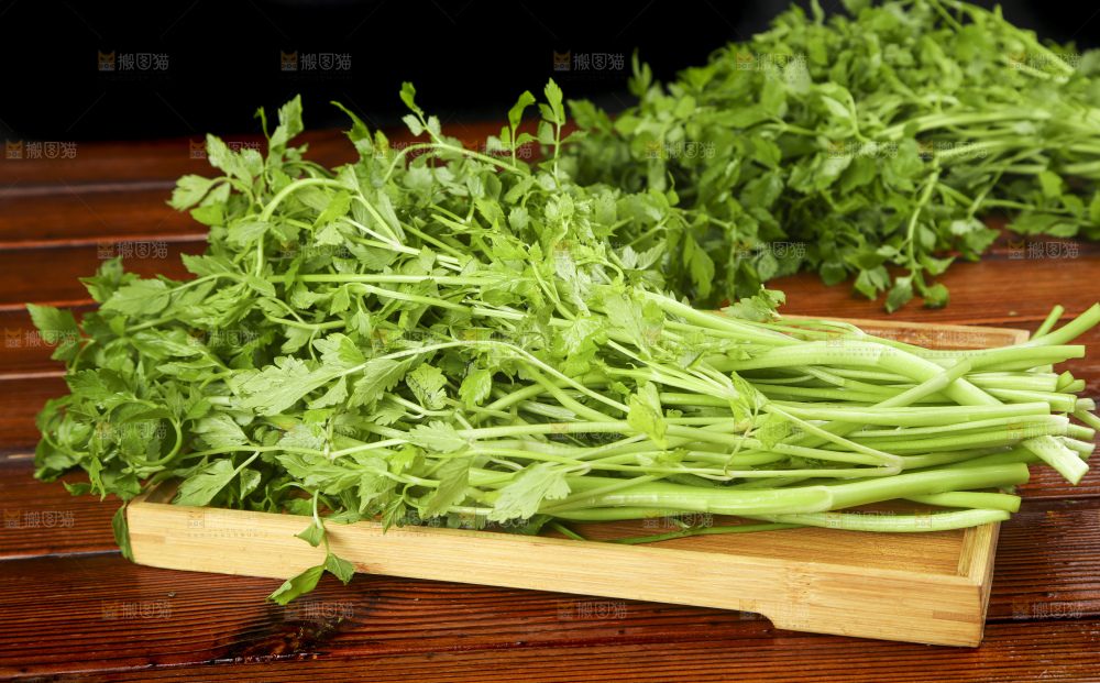 木盘里放着水芹
