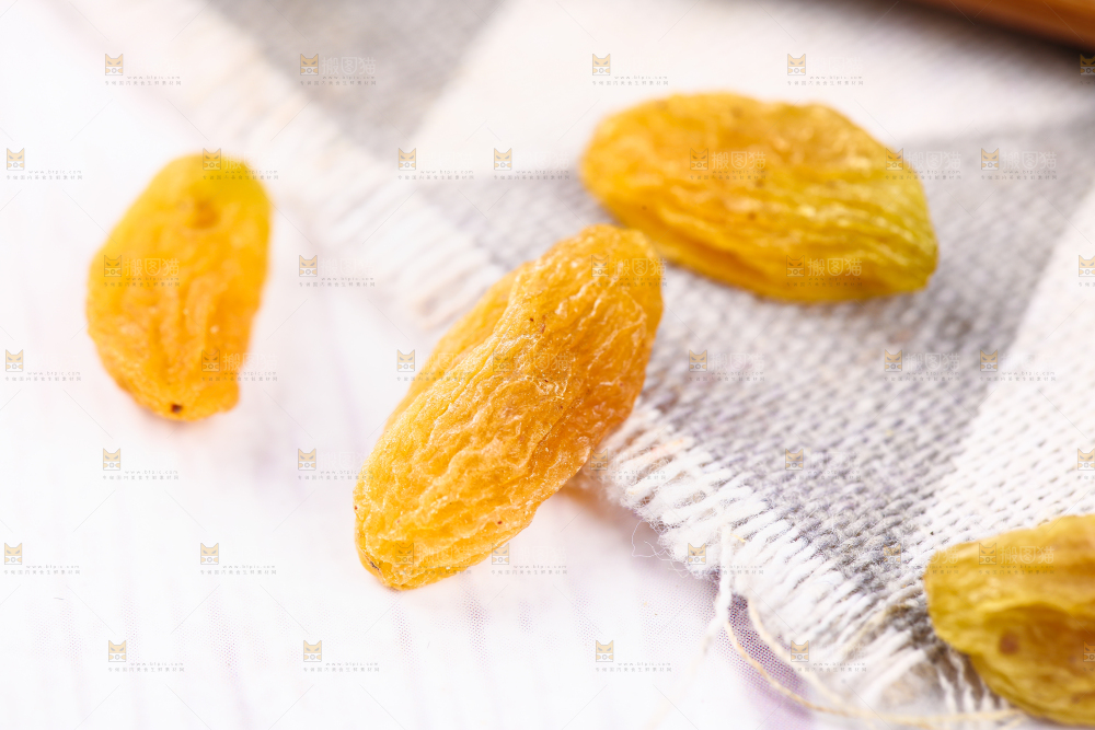 格子底上的黄葡萄干