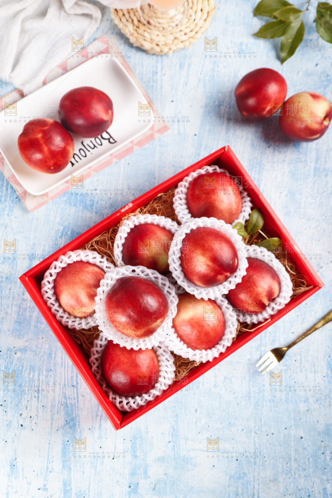 浅底上放着一箱澳洲油桃