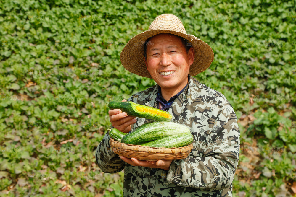 手里端着一篮新鲜羊角蜜