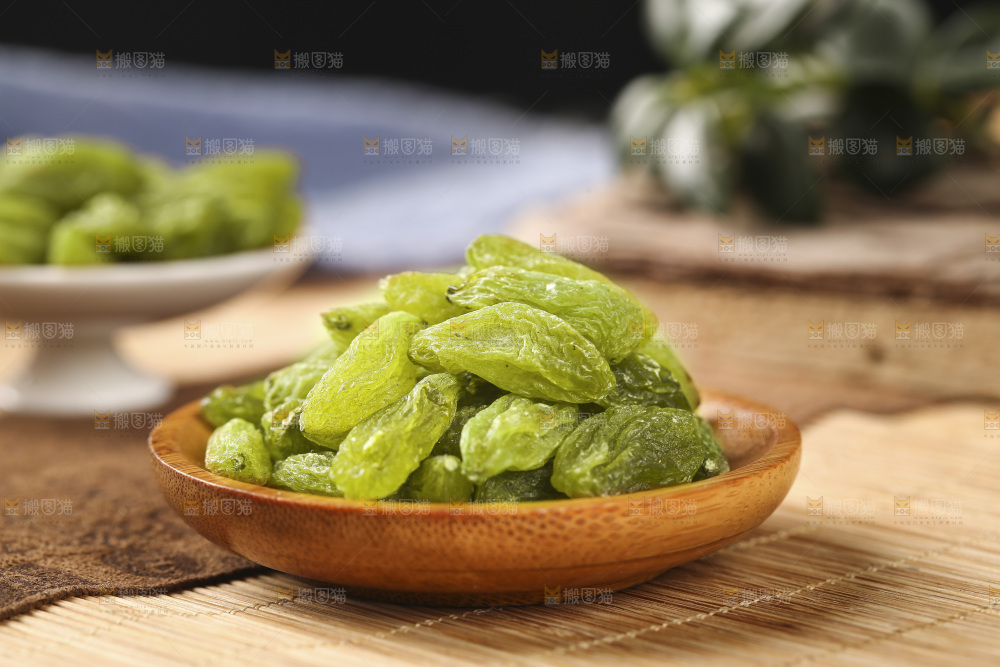 竹底上放着一盘绿宝石葡萄干
