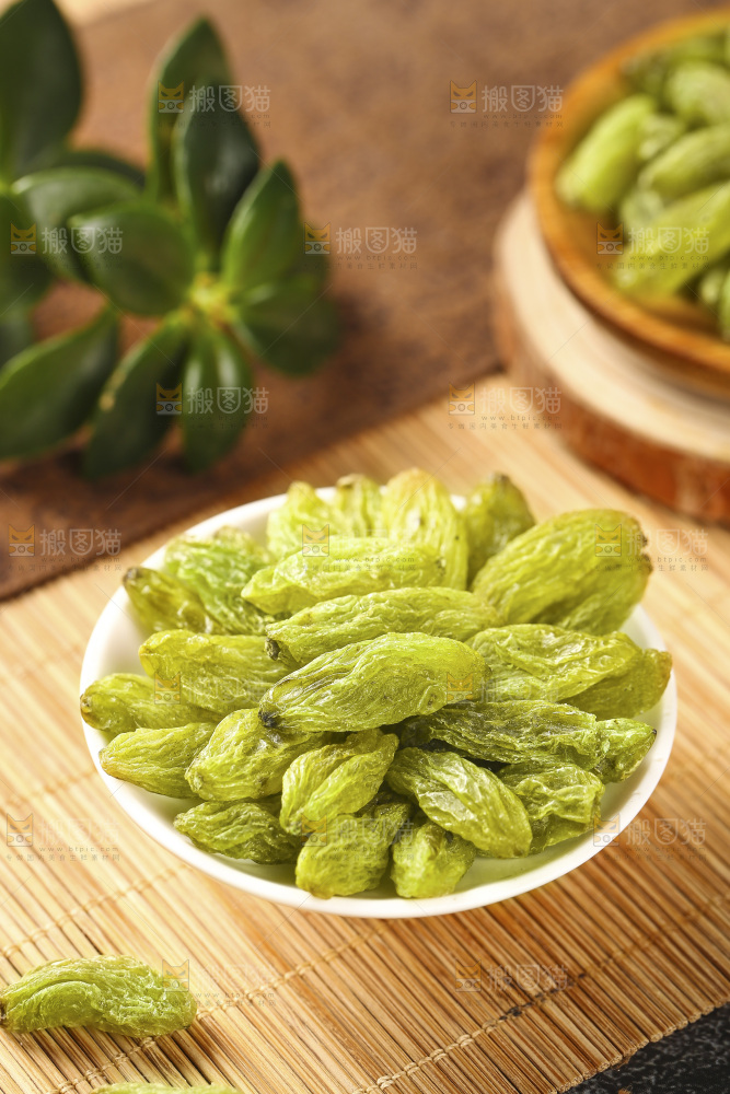 竹底上放着一盘绿宝石葡萄干